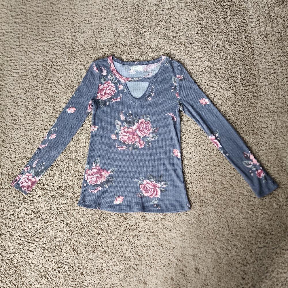 Maurices Size XS Gray Waffle Knit Top with Pink Floral Accents